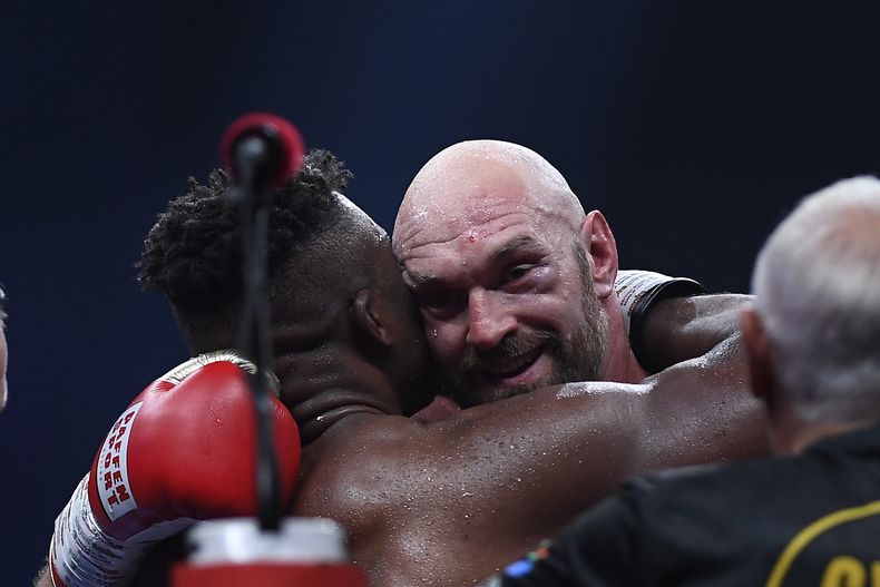 El británico Tyson Fury abraza al camerunés Francis Ngannou, luego de su combate en Riad, Arabia Saudí, el domingo 29 de octubre de 2023 (AP Foto/Yazeed Aldhawaihi)