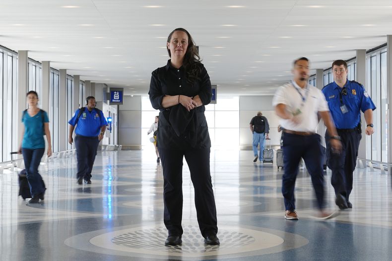 Lindsay Ruck, camarera en un restaurante del Aeropuerto Internacional Phoenix Sky Harbor, hace una pausa en la Terminal 3 en su trabajo en el que gana el salario mínimo más propinas y dice estar interesada en la votación en noviembre sobre la proposición 138 de Arizona acerca del salario mínimo, el jueves 3 de octubre de 2024, en Phoenix. (AP Foto/Ross D. Franklin)