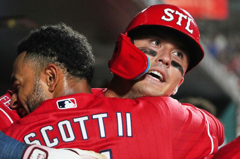 Lars Nootbaar, de los Cardenales de San Luis, es felicitado por su compañero Victor Scott II, luego de anotar ante los Rojos de Cincinnati, el viernes 5 de junio de 2026 (AP Foto/Jeff Roberson)