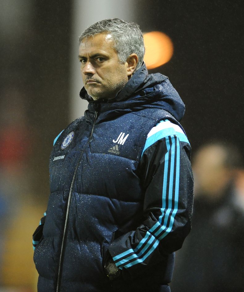 El t&eacute;cnico de Chelsea, Jos&eacute; Mourinho, observa un partido contra Shrewsbury Town por la Copa de Liga el martes, 28 de octubre de 2014, en Shrewsbury, Inglaterra. (AP Photo/Rui Vieira)