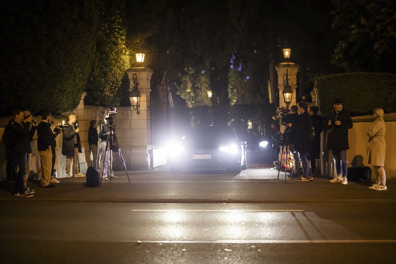 Carros salen de la casa de la cantante Tina Turner en Kuesnacht, Suiza, el miércoles 24 de mayo de 2023. Turner, la imparable cantante y artista, murió el miércoles después de una larga enfermedad en su casa en Küsnacht, cerca de Zúrich, Suiza, según su mánager. Tenía 83 años. (Michael Buholzer/Keystone vía AP)