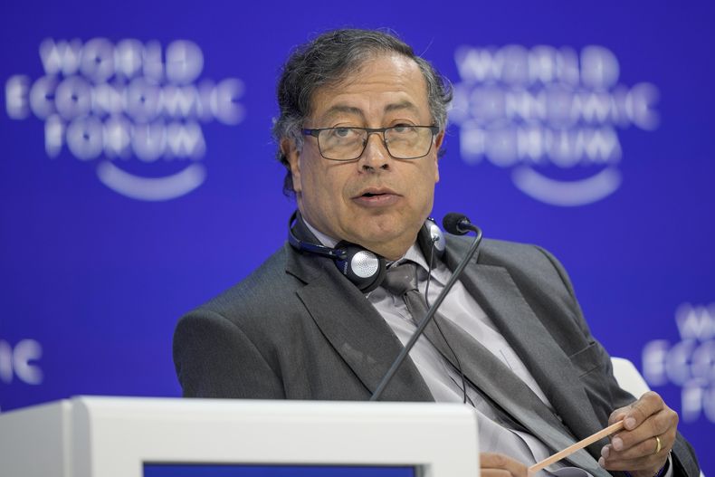 ARCHIVO - El presidente colombiano Gustavo Petro participa en un panel en la Reunión Anual del Foro Económico Mundial, el miércoles 17 de enero de 2024, en Davos, Suiza. (AP Foto/Markus Schreiber)