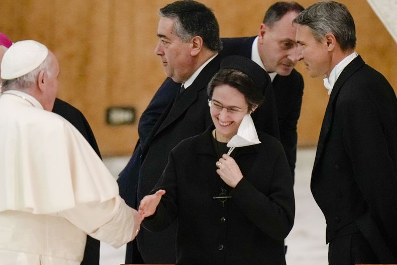 ARCHIVO — En esta foto de archivo del jueves 23 de diciembre de 2021, el papa Francisco saluda a la hermana Raffaella Petrini, secretaria general de la administración vaticana, a su llegada para una audiencia con empleados en el Salón Paulo VI, en el Vaticano. (AP Foto/Alessandra Tarantino)