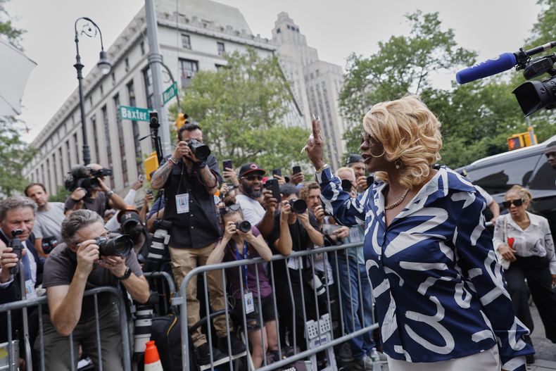 Janice Combs, a la derecha, madre de Sean Diddy Combs, regresa a la corte federal de Manhattan después de que su hijo fuera declarado culpable de delitos relacionados con prostitución, pero absuelto de los cargos de tráfico sexual y crimen organizado que podrían haber puesto a una de las figuras más célebres del hip hop tras las rejas de por vida, el miércoles 2 de julio de 2025, en Nueva York. (Foto AP/Stefan Jeremiah)