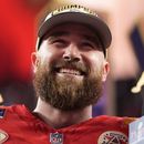 El tight end de los Chiefs de Kansas City Travis Kelce (87) celebra después del Super Bowl 58 de la NFL contra los 49ers de San Francisco el domingo 11 de febrero de 2024, en Las Vegas. Los Chiefs ganaron 25-22. (AP Photo/Ashley Landis)