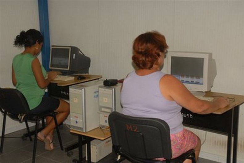 ¿Qué servicios prestan los Joven Club de Computación y Electrónica de la capital y en qué estado se encuentran sus instalaciones?