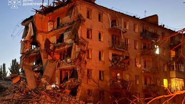 Un edificio dañado por un bombardeo ruso en Sloviansk, en la región de Donetsk, Ucrania, el 31 de agosto del 2026. (Servicio de Emergencias de Ucrania via AP)