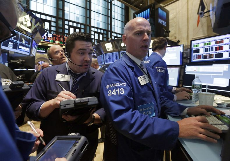 Trabajadores de la Bolsa de Valores de Nueva York observan el comportamiento de los t&iacute;tulos en la sesi&oacute;n del lunes 28 de julio de 2014. (Foto de AP/Richard Drew)