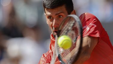 Novak Djokovic devuelve ante Aleksandar Kovacevic en la primera ronda del Abierto de Francia, el lunes 29 de mayo de 2023, en París. (AP Foto/Jean-Francois Badias)