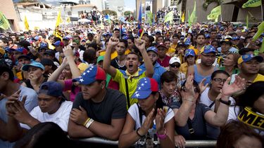 Opositores marchan contra crisis en Venezuela