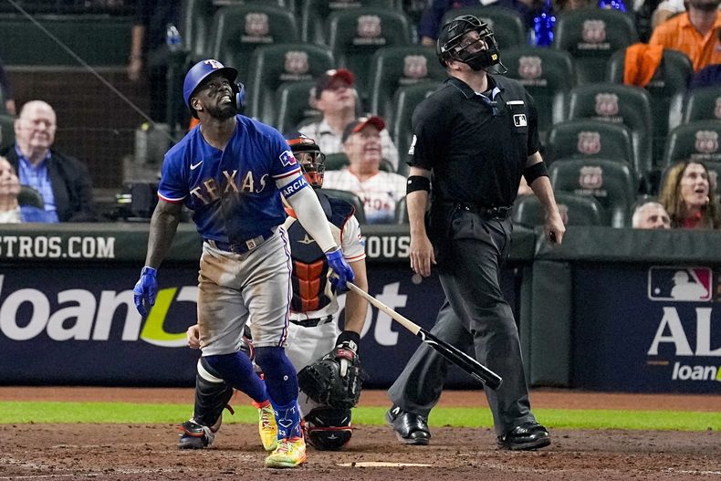Adolis García batea un cuadrangular durante la octava entrada del Juego 7 de la Serie de Campeonato de la Liga Americana en contra de los Astros de Houston, el lunes 23 de octubre de 2023, en Houston. (AP Foto/Tony Gutierrez)