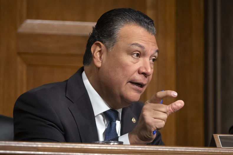 El senador Alex Padilla, demócrata de California, habla durante una audiencia de la Comisión de Asuntos Jurídicos del Senado en el Capitolio, el martes 10 de diciembre de 2024, en Washington. (AP foto/Mark Schiefelbein)