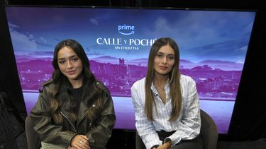 Las influencers colombianas Daniela Calle, derecha, y María José Garzón, conocidas como Calle y Poché, posan para un retrato para promover su reality Calle y Poché: Sin etiquetas en la Ciudad de México el viernes 23 de junio de 2023. (Foto AP/Berenice Bautista)