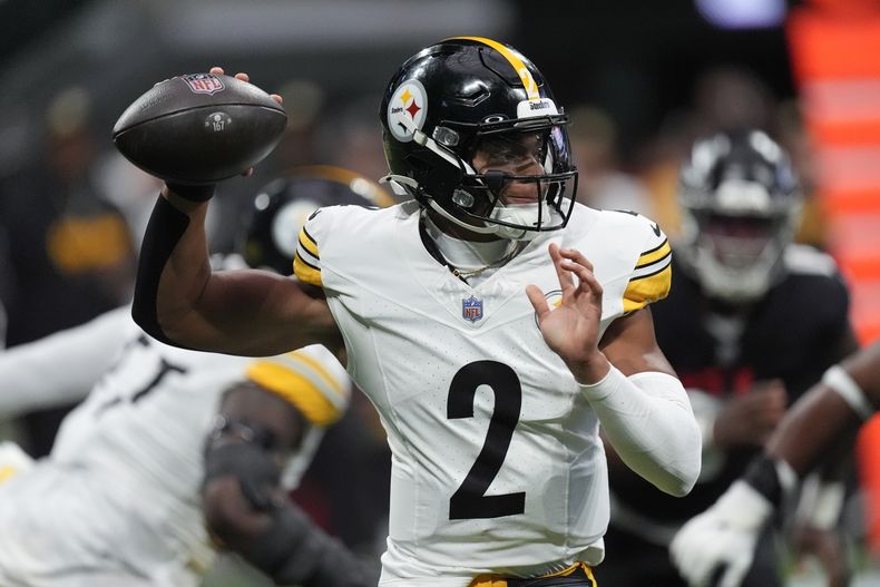 El quarterback de los Steelers de Pittsburgh Justin Fields, busca pasar durante la primera mitad de un partido de fútbol americano de la NFL contra los Falcons de Atlanta el domingo 8 de septiembre de 2024, en Atlanta. (AP Foto/John Bazemore)