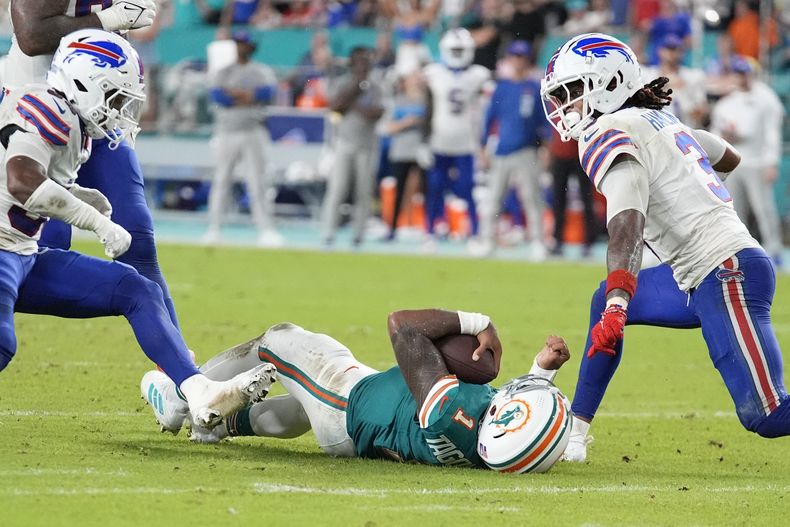 El quarterback Tua Tagovailoa, de los Dolphins de Miami, yace en el terreno tras sufrir una conmoción cerebral en el partido del jueves 12 de septiembre de 2024, ante los Bills de Buffalo (AP Foto/Rebecca Blackwell)