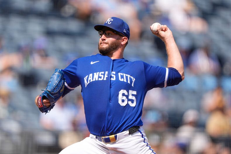El lanzador abridor de los Reales de Kansas City, Noah Cameron, realiza un lanzamiento durante la primera entrada de un partido de béisbol contra los Diamondbacks de Arizona, el lunes 7 de septiembre de 2026, en Kansas City, Misuri. (Foto AP/Charlie Riedel)