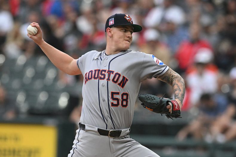 El lanzador abridor de los Astros de Houston, Hunter Brown, realiza un pitcheo durante la primera entrada de un partido de béisbol contra los Medias Blancas de Chicago en Chicago, el sábado 25 de julio de 2026. (Foto AP/Paul Beaty)