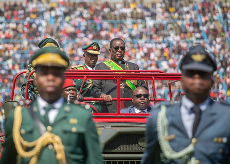 El presidente de Zimbabue Emmerson Mnangagwa (cent) en las conmemoraciones del Día de las Fuerzas de Defensa, en Harare, el 13 de agosto del 2024. (AP foto/Aaron Ufumeli)