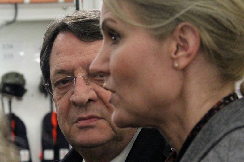 El presidente de Chipre Nicos Anastasiades observa a la primera ministra danesa Helle Thorning Schmidt mientras habla con reporteros a bordo de la fragata danesa HDMS Esbern Snare en el puerto chipriota de Larnaca, el mi&eacute;rcoles 19 de febrero de 201