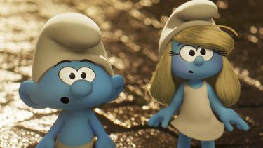 Esta imagen publicada por Paramount Animation muestra a Sin Nombre, con la voz de James Corden, a la izquierda, y Pitufina, con la voz de Rihanna en una escena de Smurfs. (Paramount Animation via AP)