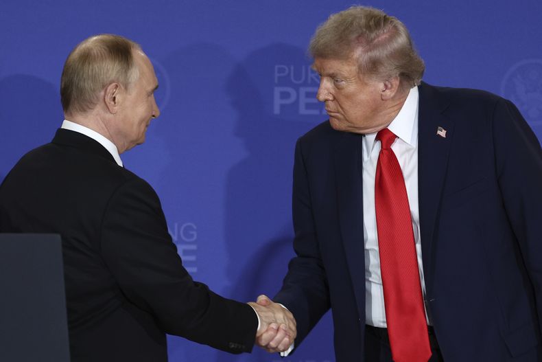 El presidente de Estados Unidos, Donald Trump (derecha), estrecha la mano a su homólogo ruso, Vladímir Putin, durante una conferencia de prensa conjunta tras su cumbre en la Base Aérea Conjunta de Elmendorf-Richardson, Alaska, el 15 de agosto de 2025. (Sergei Bulkin, Sputnik, Kremlin Pool Foto vía AP)