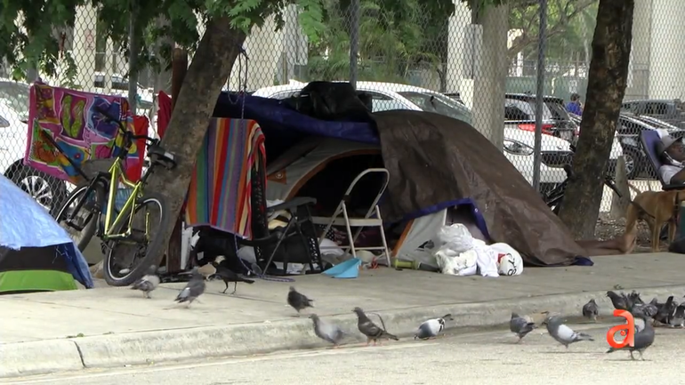 Le dan ultimátum a Homeless que tienen un campamento en el Downtown de Miami