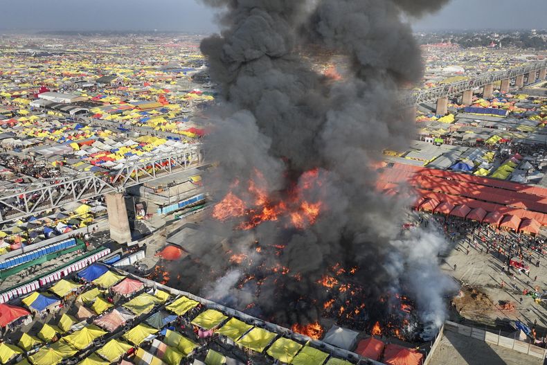 El incendio en el festival en Maha Kumbh en Prayagraj, India, el 19 de enero del 2025. (AP foto/Rajesh Kumar Singh)