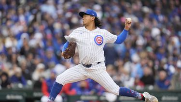 Shota Imanaga (18), abridor de los Cachorros de Chicago, lanza frente a los Padres de San Diego durante la segunda entrada del juego de béisbol de Grandes Ligas, el viernes 4 de abril de 2025, en Chicago. (AP Foto/Erin Hooley)