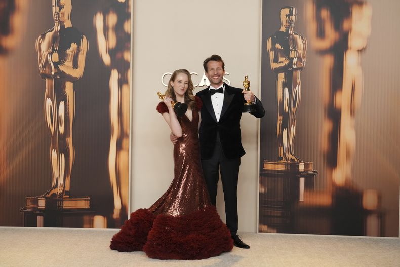 Victoria Warmerdam y Trent, ganadores del Oscar al mejor cortometraje por Im Not a Robot, posan en la sala de prensa de los premios, el domingo 2 de marzo de 2025 en el Teatro Dolby de Los Ángeles. (Foto, Jordan Strauss/Invision/AP)