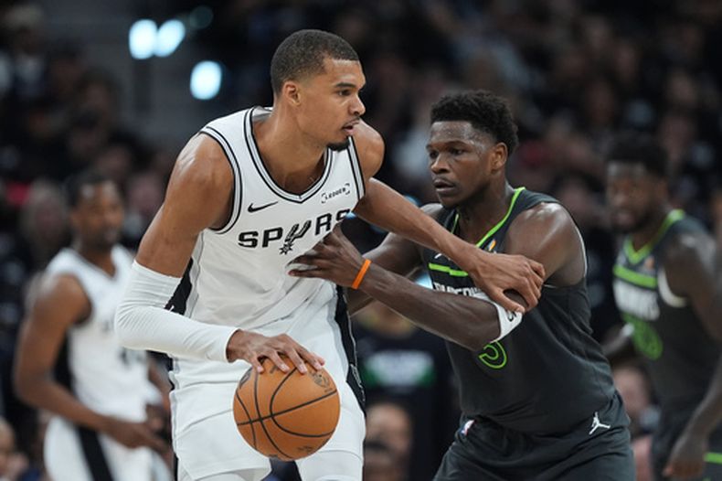 El francés Victor Wembanyama, de los Spurs de San Antonio, avanza frente a Anthony Edwards, de los Timberwolves de Minnesota, en el segundo juego de la semifinal de la Conferencia Oeste, el miércoles 6 de mayo de 2026 (AP Foto/Eric Gay)