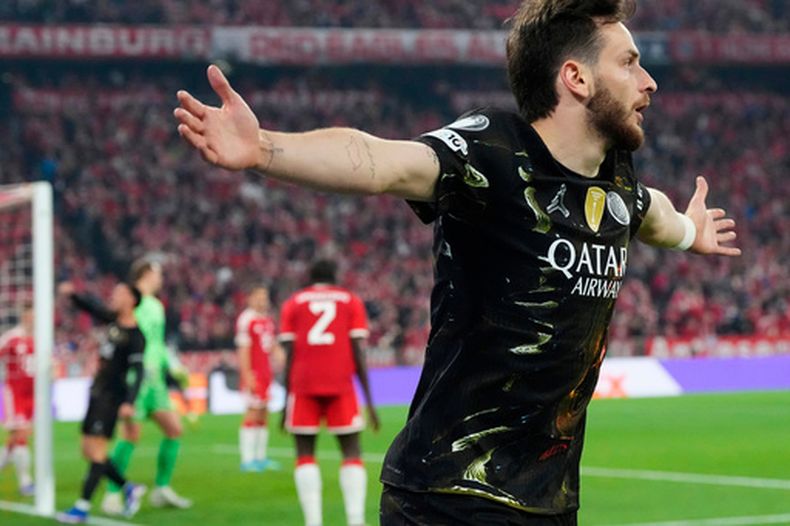 Khvicha Kvaratskhelia reacciona tras el gol de su compañero Ousmane Dembélé para el gol del Paris Saint-Germain en el empate 1-1 contra el Bayern Múnich en la vuelta de la semifinales de la Liga de Campeones, el miércoles 6 de mayo de 2026. (AP Foto/Martin Meissner)