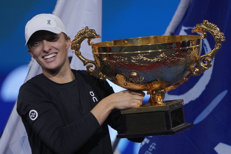 Iga Swiatek posa con el trofeo de campeona del Abierto de China, el domingo 8 de octubre de 2023, en Beijing. (AP Foto/Andy Wong)