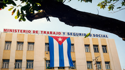 cuba reduce la semana laboral: oficinas del estado operaran solo de lunes a jueves por crisis energetica