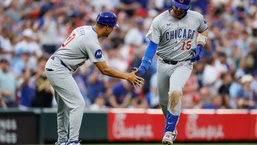 Carson Kelly, derecha, de los Cachorros de Chicago, celebra su jonrón contra Nick Lodolo, los Rojos de Cincinnati, durante la sexta entrada del juego de béisbol de Grandes Ligas, el sábado 11 de julio de 2026, en Cincinnati. (AP Foto/Jay LaPrete)
