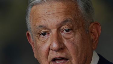 ARCHIVO - El presidente mexicano Andrés Manuel López Obrador habla durante su discurso sobre el estado de la nación en el Palacio Nacional en la Ciudad de México, el 1 de septiembre de 2022. López Obrador se disculpó el 9 de enero de 2024 por referirse a una congresista trans de su partido Salma Luévano como señor vestido de mujer. (Foto AP/Marco Ugarte, archivo)