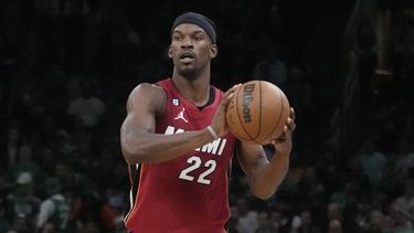 ARCHIVO - El delantero del Heat de Miami Jimmy Butler busca pasar el balón durante el segundo juego de las finales de la Conferencia Este de la NBA contra los Celtics de Boston, el 19 de mayo de 2023, en Boston. El astro de la NBA, Jimmy Butler, practicó otro deporte el miércoles por la noche y tomó la raqueta de tenis para jugar con Frances Tiafoe, Carlos Alcaraz y Sebastián Yatra en un evento benéfico que recaudó 320.000 dólares para ayuda humanitaria en Ucrania. (Foto AP/Charles Krupa, archivo)