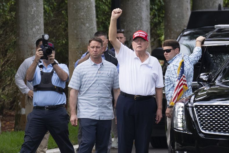 El presidente de Estados Unidos, Donald Trump, hace un gesto a sus seguidores reunidos por el Día de los Presidentes a su salida del Trump International Golf Club, el lunes 17 de febrero de 2025 en West Palm Beach, Florida. (AP Foto/Ben Curtis)