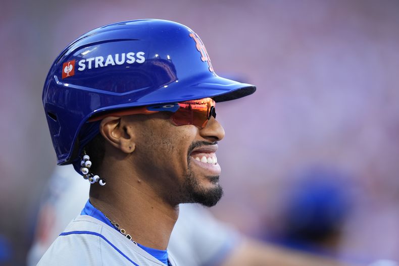 Francisco Lindor de los Mets de Nueva York durante el primer inning del segundo juego contra los Filis de Filadelfia en la serie divisional de la Liga Nacional, el domingo 6 de octubre de 2024. (AP Foto/Chris Szagola)