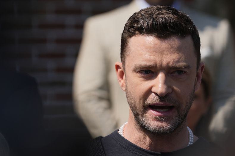 Justin Timberlake habla con la prensa después de una audiencia judicial, el viernes 13 de septiembre de 2024, en Sag Harbor, Nueva York. (Foto AP/Pamela Smith)