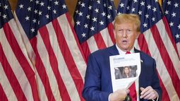 El expresidente Donald Trump sostiene una copia de un reportaje en el que aparece la fiscal general de Nueva York, Letitia James, mientras habla durante una rueda de prensa, el jueves 11 de enero de 2024, en Nueva York. (AP Foto/Mary Altaffer)
