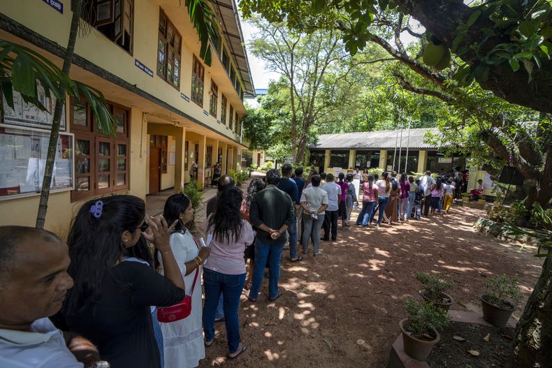 Personas hacen fila para votar en las elecciones presidenciales, en las afueras de Colombo, Sri Lanka, el sábado 21 de septiembre de 2024. (AP Foto/Rajesh Kumar Singh)