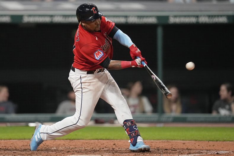 El dominicano de los Guardianes de Cleveland José Ramírez pega un jonrón en la sexta entrada frente a los Reales de Kansas City el jueves 6 de julio del 2023. (AP Foto/Sue Ogrocki)