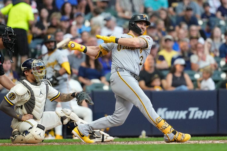 Spencer Horwitz, de los Piratas de Pittsburgh, conecta un doblete de tres carreras durante la tercera entrada de un partido de béisbol contra los Cerveceros de Milwaukee, el lunes 3 de agosto de 2026, en Milwaukee. (Foto AP/Aaron Gash)