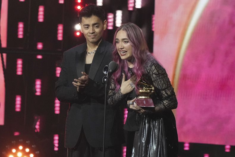 Ela Taubert recibe el premio a mejor nuevo artista en la 25a entrega del Latin Grammy el jueves 14 de noviembre de 2024, en Miami. (Foto AP/Lynne Sladky)