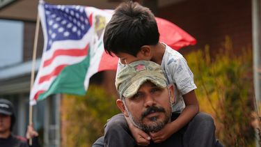 Gerardo Santos carga en sus hombros a su hijo de 5 años, Xavier, durante una protesta contra las redadas migratorias, el 11 de julio de 2025, en Oxnard, California. (AP Foto/Jae C. Hong, Archivo)