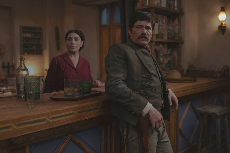 Esta imagen difundida por Netflix muestra a Dolores Heredia, izquierda, y Héctor Kotsifakis en una escena de Pedro Páramo. (Juan Rosas/Netflix vía AP)