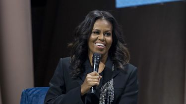 Obama sorprende a Michelle Obama al presentar ella su libro