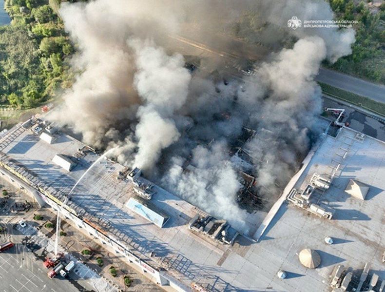 En esta imagen, distribuida por la administración militar ucraniana, bomberos trabajan en la extinción de un incencio en un centro comercial tras un ataque ruso con drones en Krivói Rog, Ucrania, el 21 de agosto de 2026. (Administración militar ucraniana vía AP)