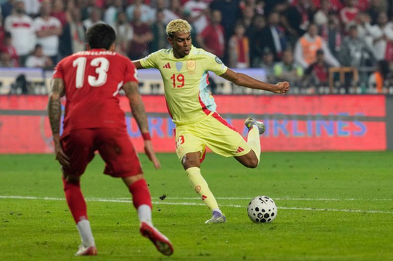ARCHIVO - El delantero español Lamine Yamal intenta un disparo a gol durante un partido clasificatorio para la Copa del Mundo en el Grupo E entre Turquía y España, el 7 de septiembre de 2025, en Konya, Turquía. (AP Foto/Khalil Hamra)