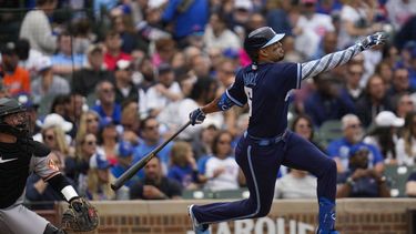 El dominicano Christopher Morel, de los Cachorros de Chicago, conecta un jonrón en la tercera entrada del partido ante los Orioles de Baltimore, el viernes 16 de junio de 2023, en Chicago. (AP Foto/Erin Hooley)